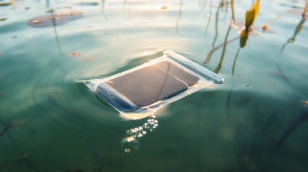 Top 5 pochettes étanches pour smartphone pour vos aventures aquatiques